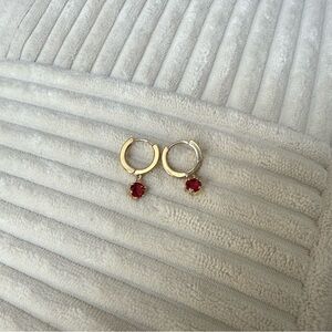 HUGGIE CLASSIC RED ZIRCONIA 18K GOLD LAMINATED EARRINGS